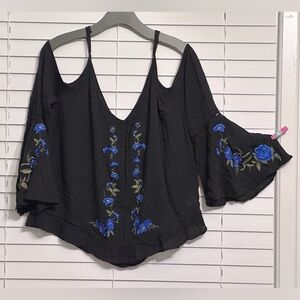 🛍️American Eagle outfitters embroidered cold shoulder top Size M excellent